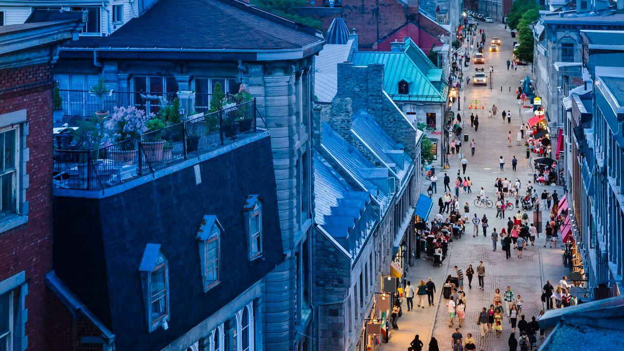 Rue Saint-Paul es una calle en la zona histórica del Viejo Montreal, en Quebec (Canadá)