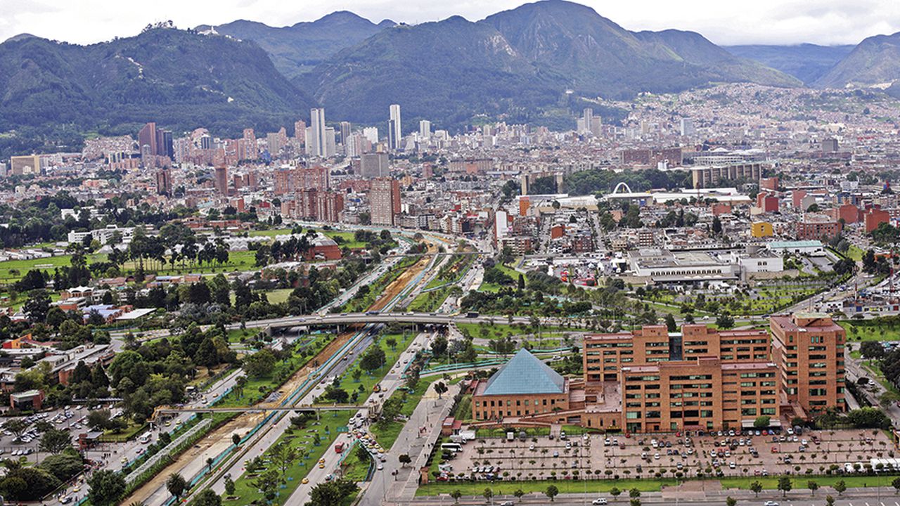 En primer plano, la moderna sede de la Gobernación de Cundinamarca, situada en la avenida 26 n.º 51-53 en Bogotá.