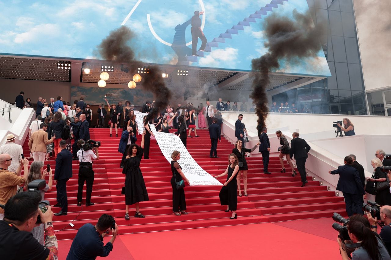 CANNES, FRANCIA - 22 DE MAYO: Miembros del movimiento feminista "Les Colleuses" sostienen una pancarta que muestra los nombres de 129 mujeres que murieron como resultado de violencia doméstica antes de la proyección de "Holy Spider" durante el 75º festival anual de cine de Cannes en el Palais des Festivals el 22 de mayo de 2022 en Cannes, Francia. (Foto de John Phillips/Getty Images)