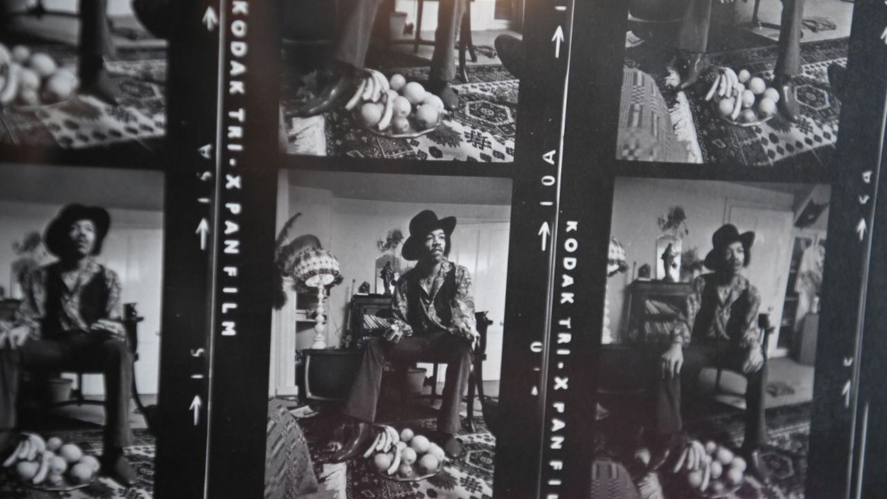 Un hoja de contactos del 4 de enero de 1969 realizada por Barrie Wentzell en el apartamento donde Hendrix vivió en Londres entre 1968-69. Foto de DANIEL LEAL-OLIVAS / AFP