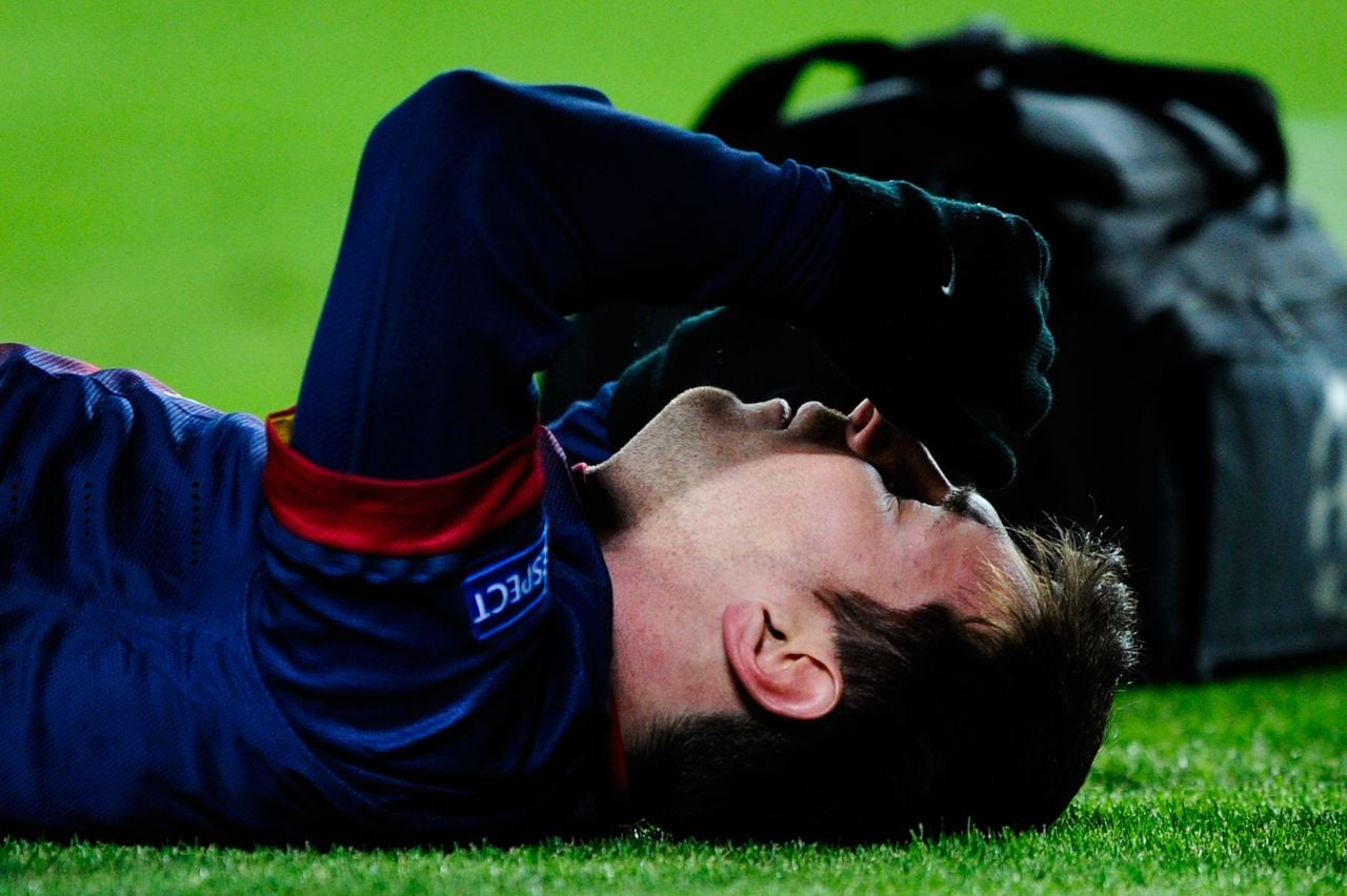 BARCELONA, SPAIN - DECEMBER 05:  Lionel Messi of FC Barcelona reacts on the pitch after being injured during the UEFA Champions League Group G match between FC Barcelona and SL Benfica at Nou Camp on December 5, 2012 in Barcelona, Spain.  (Photo by David Ramos/Getty Images)