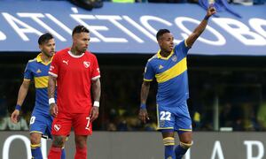 Boca Juniors' Colombian forward Sebastian Villa (R) celebrates after scoring the team's second goal against Independiente during their Argentine Professional Football League tournament match at La Bombonera stadium in Buenos Aires, on October 23, 2022.
ALEJANDRO PAGNI / AFP