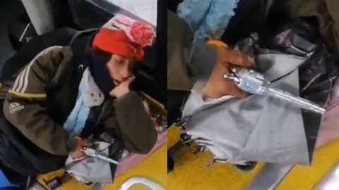 En un bus de TransMilenio un hombre al parecer joven se encontraba dormido en el suelo al lado de una de las puertas con una presunta arma de fuego.