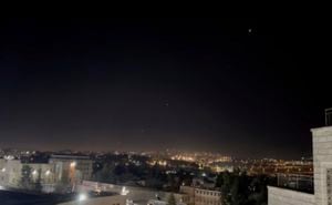Se lanzan misiles interceptores al cielo la madrugada del domingo 14 de abril de 2024 en Jerusalén.