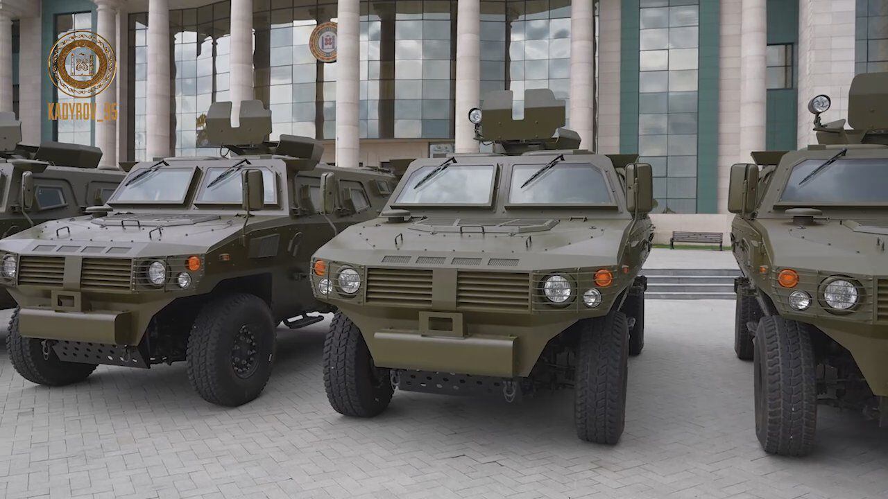 En medio de la invasión rusa a Ucrania, la adquisición de armamento por parte del Gobierno de Vladimir Putin ha incluido tanques blindados de fabricación china, según se desprende de imágenes de esos equipos compartidas por el líder checheno Ramzan Kadyrov.