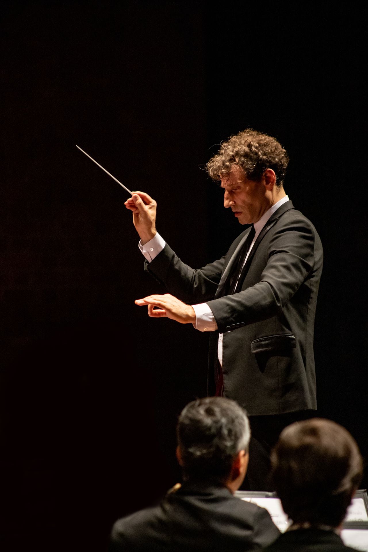 Desde el 2022 David Greilsammer es el director titular de la Orquesta Filarmónica de Medellín