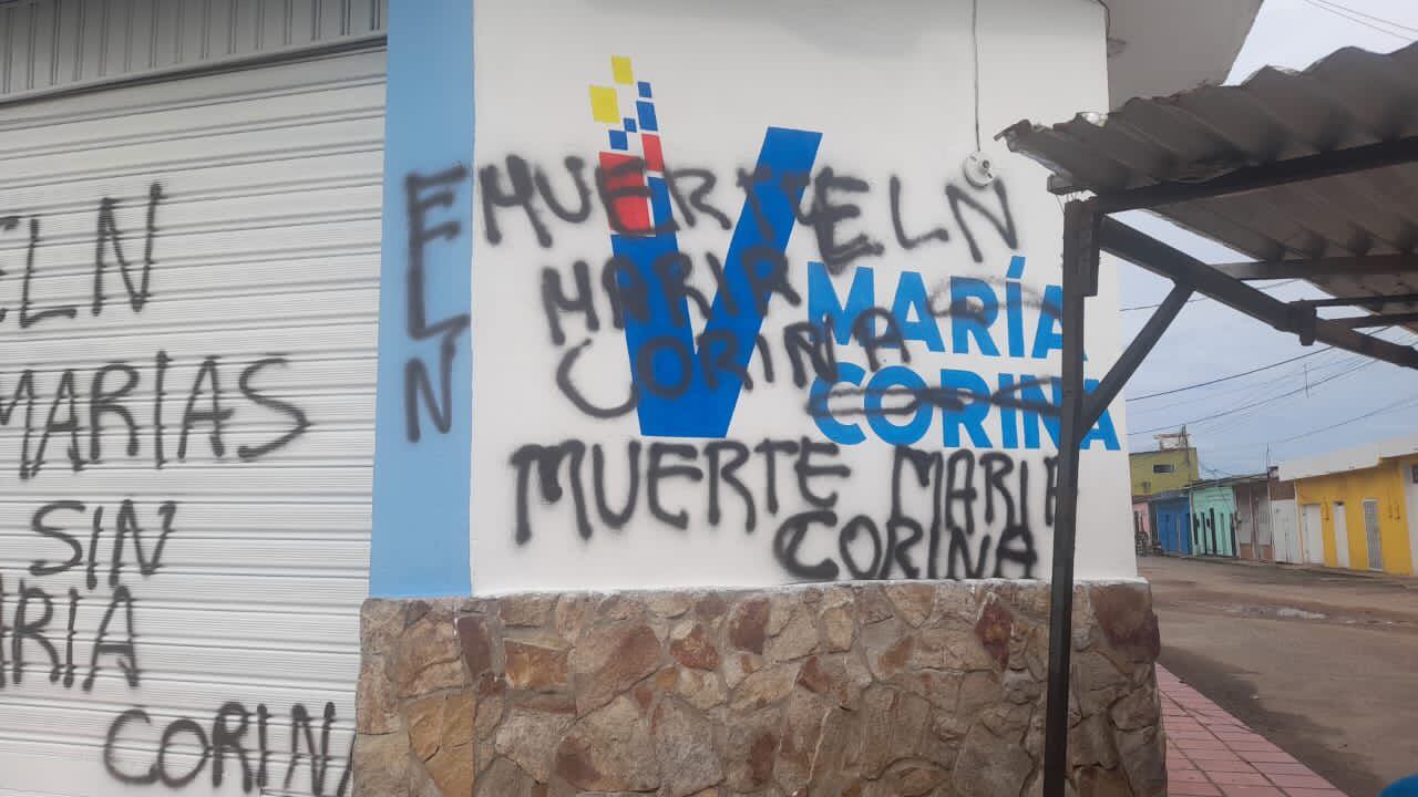 Con mensajes amenazantes, donde aparece la sigla ELN, piden a la líder política que se retire de la carrera a la presidencia de Venezuela.