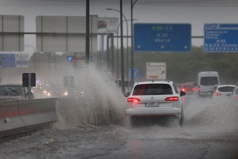 Un vehículo pasa a través de un gran charco de agua causado por fuertes lluvias tras una alerta roja de la Agencia Meteorológica Estatal de España (AEMET) por tormentas severas, Madrid, España, 3 de septiembre de 2023.