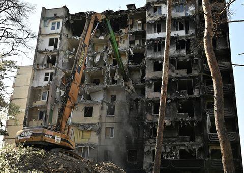 Los trabajadores desmantelan un edificio residencial gravemente dañado en la ciudad de Irpin, el 21 de abril de 2023, en medio de la invasión militar de Rusia en Ucrania.