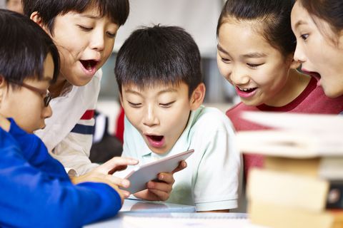 Niños en escuela primaria de Asia, niños colegio en clase