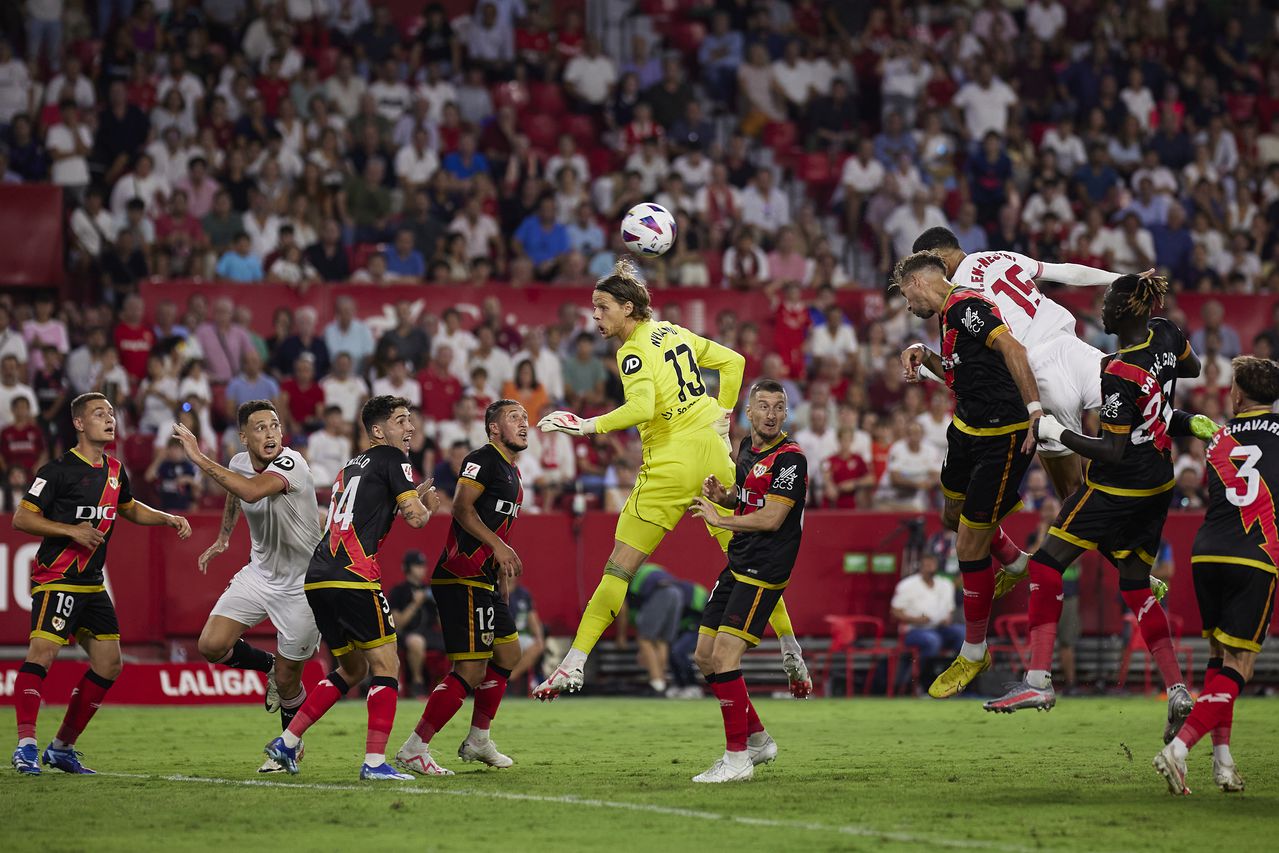 Youssef En Nesyri del Sevilla FC marca el primer gol de su equipo durante el partido de LaLiga EA Sports entre el Sevilla FC y el Rayo Vallecano en el Estadio Ramón Sánchez Pizjuán el 07 de octubre de 2023 en Sevilla, España.