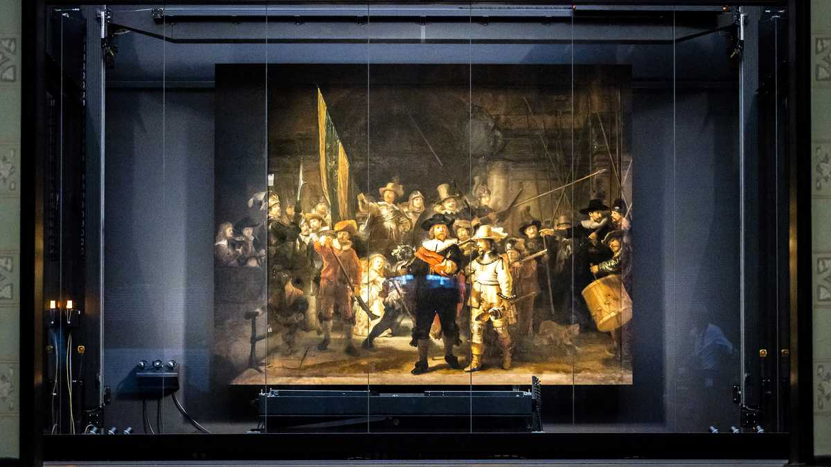 The remounted 1642 'Night Watch' is put in place at the Rijksmuseum Museum during 'Operation Night Watch',  the largest ever investigation into the painting by Dutch master Rembrandt in Amsterdam on June 22, 2021. - Using advanced technology the museum is able to determines how best to preserve the masterpiece for future generations. Foto de Remko de Waal / ANP / AFP).