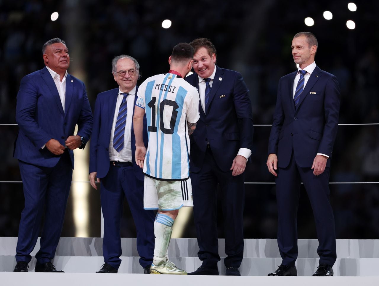 Lionel Messi recibe el saludo del presidente de Conmebol, Alejandro Domínguez.