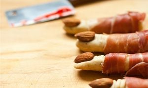 Dedos de parmesano con uñas de almendras