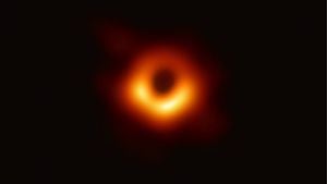 La foto tomada por el telescopio Event Horizon, en abril de 2019, muestra el anillo brillante formado cuando se dobla la luz por la intensa gravedad de un agujero negro con una masa 6,5 millones mayor que el Sol.