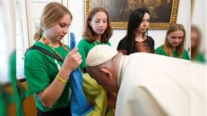 El Papa Francisco se encuentra con jóvenes de Ucrania, durante su viaje apostólico a Portugal.
