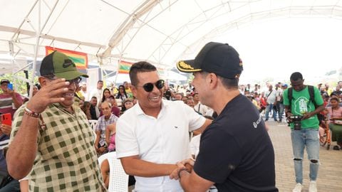 Alejandro Char, alcalde de Barranquilla, junto a comerciantes de la ciudad.