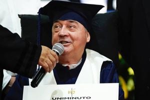 El Profe Montoya durante su graduación en la Universidad Minuto de Dios de Medellín.