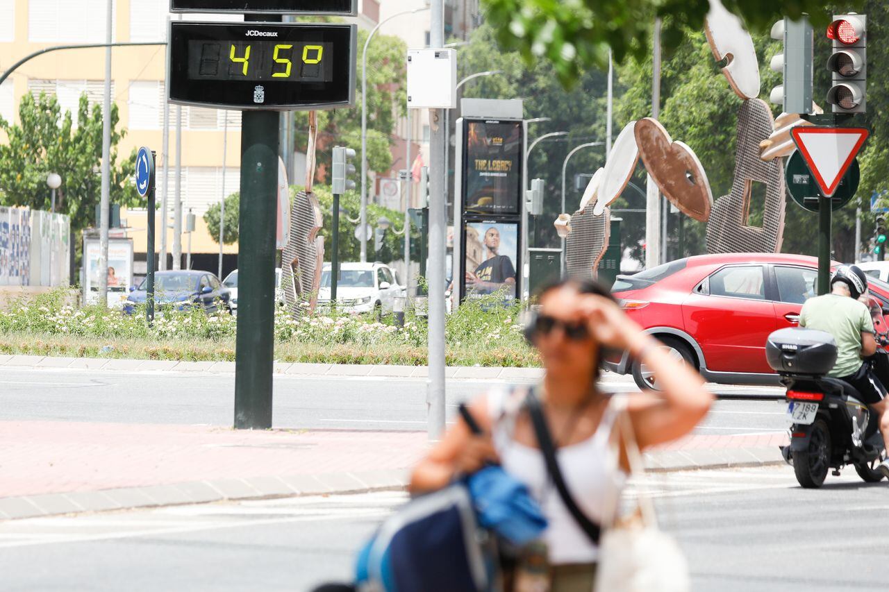 Un termómetro marca 45ºC en la calle, el 12 de julio de 2023 en Murcia, Región de Murcia, España. El Ayuntamiento de Murcia ha activado un dispositivo ante el aviso de alerta naranja por altas temperaturas decretado por la Agencia Estatal de Meteorología