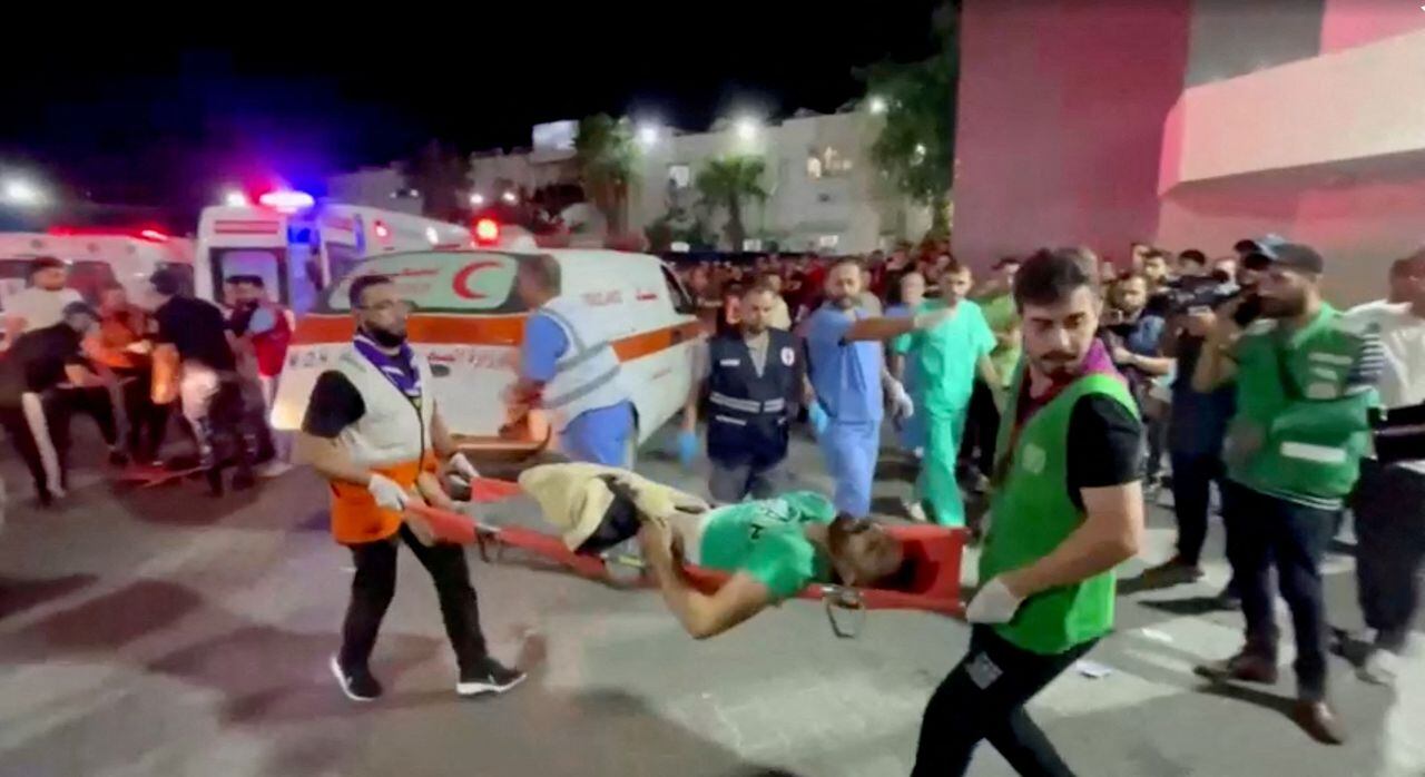 Una persona herida es llevada a un hospital después de que un ataque aéreo israelí impactara un hospital, según el Ministerio de Salud de Gaza en la ciudad de Gaza, Franja de Gaza, en esta captura de pantalla obtenida de un video, el 17 de octubre de 2023.