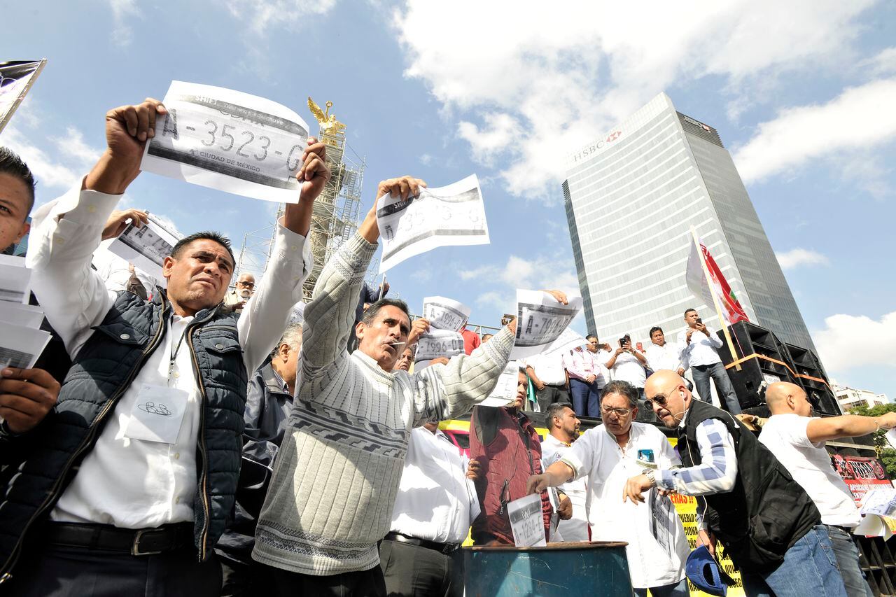 Los taxistas queman copias de placas durante una protesta contra Didi, Uber, Cabify y otras aplicaciones el 7 de octubre de 2019 en la Ciudad de México, México. El Movimiento Nacional de Taxistas (MNT) convocó a un paro nacional de nueve horas.