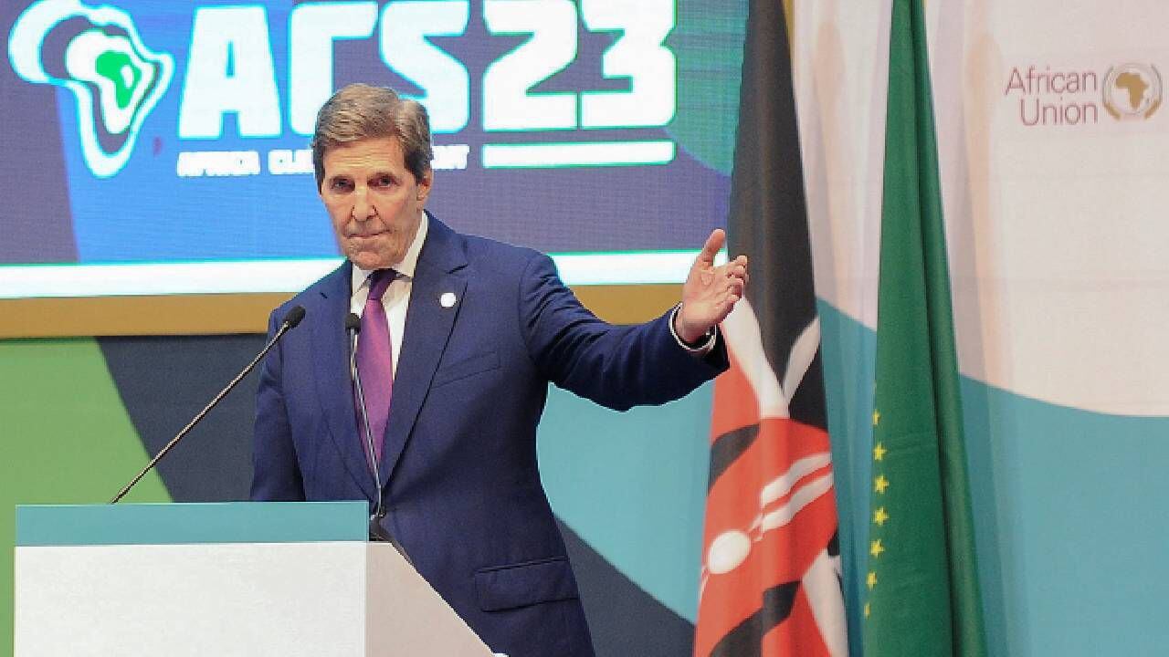 El enviado especial de los Estados Unidos para el Clima, John Kerry, se dirige a los delegados durante cumbre africana.