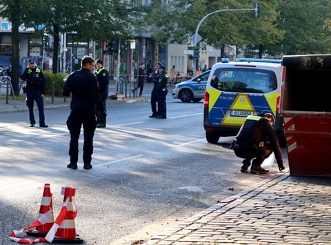 La policía obtiene pruebas después de que se lanzaran dos cócteles molotov contra una sinagoga durante la noche en Berlín, Alemania, el 18 de octubre de 2023.