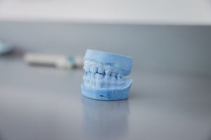 Modelo de simulación de dentadura. Foto: Getty Images.