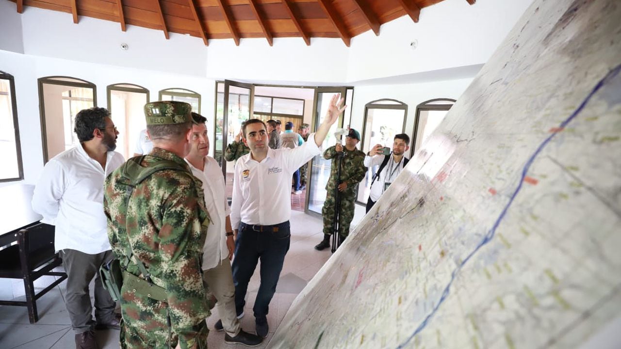 El ministro de defensa Diego Molano, y el gobernador de Bolívar Vicente Blel, recorriendo el Batallón Nariño del Ejército.