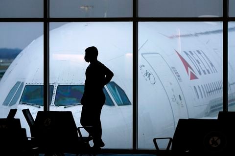 CEO de Delta Airlines dice que pasaportes de vacuna deberá pedirse únicamente para vuelos internacionales