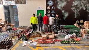 Incautación masiva de licor adulterado en Bogotá: más de 5.000 botellas decomisadas y tres personas capturadas