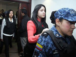 Jessy Quintero, acusada de  encubrimiento y falso testimonio, y Laura Moreno (atrás), acusada de homicidio, fueron absueltas por la Juez 11 de Conocimiento de Bogotá.