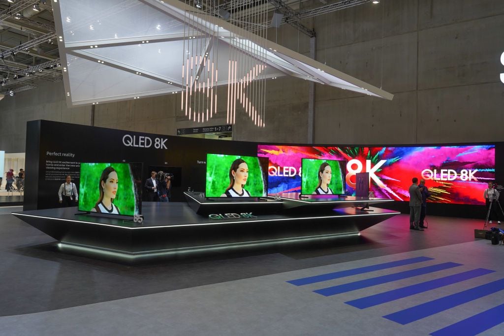 Los últimos televisores QLED 8K se presentarán en el stand del grupo electrónico Samsung en el segundo día de prensa de la feria de electrónica IFA. Foto: Jörg Carstensen/dpa (Foto de Jörg Carstensen/Picture Alliance vía Getty Images)