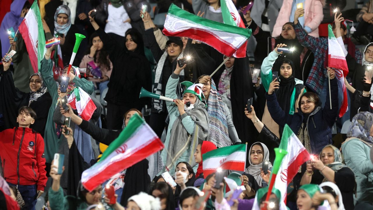 El gobierno de Irán no permitía anteriormente que las mujeres asistieran a los estadios de fútbol. Foto: Reuters.