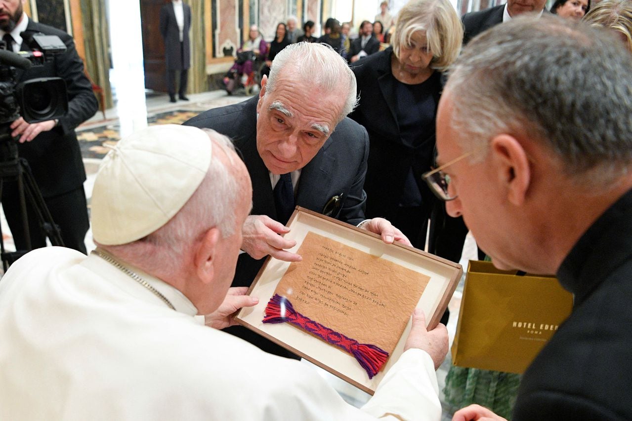 El Papa Francisco se reúne con el director Martin Scorsese durante una conferencia promovida por La Civilta Cattolica y la Universidad de Georgetown en el Vaticano