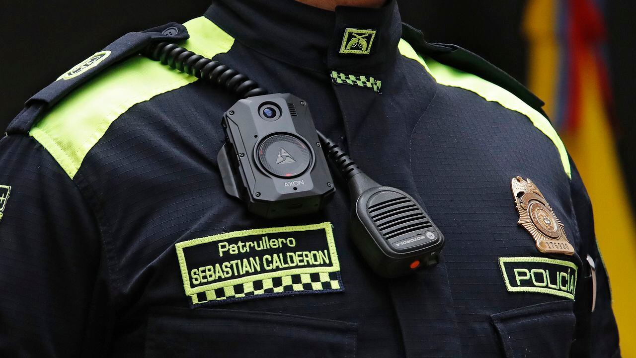 El Ministerio de Defensa y la Policía Nacional presentaron los nuevos uniformes de color azul y neón para los policías que están las calles patrullando.
Bogotá marzo 15 del 2021
Foto Guillermo Torres Reina / Semana