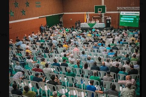 Deportivo Cali llevó a cabo el jueves su asamblea de socios para buscarle solución a su dura crisis económica.