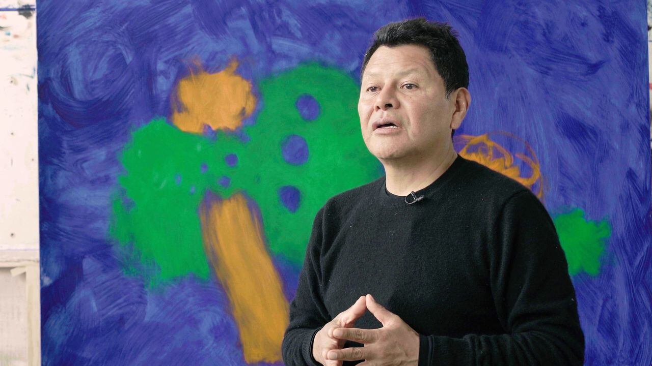 El pintor indígena colombiano reconoce que a la fuerza le tocó sentirse orgulloso de su origen. Hoy agradece haber adquirido esa conciencia de sus raíces en su juventud y hace un llamado para que como sociedad no sigamos desconociendo a los pueblos indígenas.