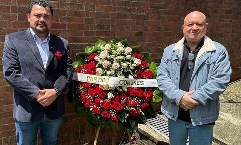 Carlos Lozada y Sergio Marín, integrantes del Partido Comunes presentaron una ofrenda floral en el marco de los 75 años del 'Bogotazo'.