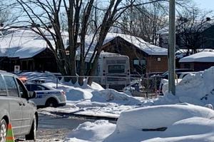 Laval, Canadá, la policía asegura la escena donde un autobús urbano (C) se estrelló contra una guardería el 8 de febrero de 2023. - Al menos dos niños murieron el miércoles cuando el autobús se estrelló contra una guardería en un suburbio de Montreal. dijo la policía, y agregó que el conductor había sido arrestado bajo sospecha de homicidio. Los otros seis niños trasladados al hospital.