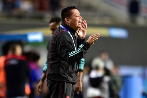 Colombia's coach Hector Cardenas, gives instructions to his players during a FIFA U-20 World Cup Group C soccer match against Japan at Diego Maradona stadium in La Plata, Argentina, Wednesday, May 24, 2023. (AP Photo/Gustavo Garello)
