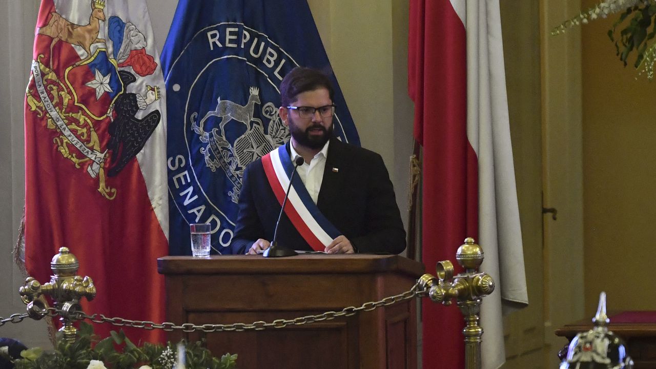 Gabriel Boric en el funeral de Sebastián Piñera.
