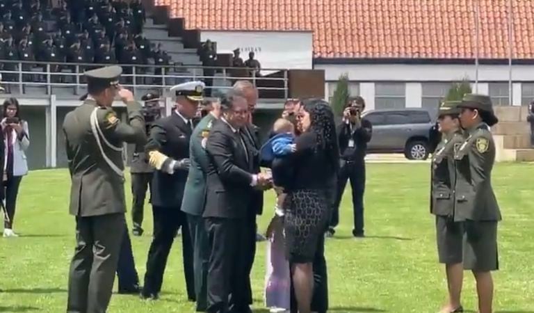 El presidente Gustavo Petro entregó la condecoración orden al mérito a la familia del policía Ricardo Monroy asesinado en Los Pozos