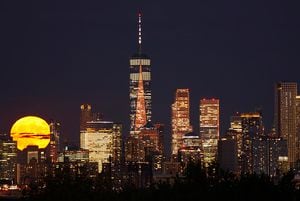 La Superluna de Esturión completa se eleva detrás del horizonte del bajo Manhattan y  el World Trade Center en la ciudad de Nueva York el 1 de agosto de 2023, visto desde Kearny, Nueva Jersey. (Foto de Gary Hershorn/Getty Images)