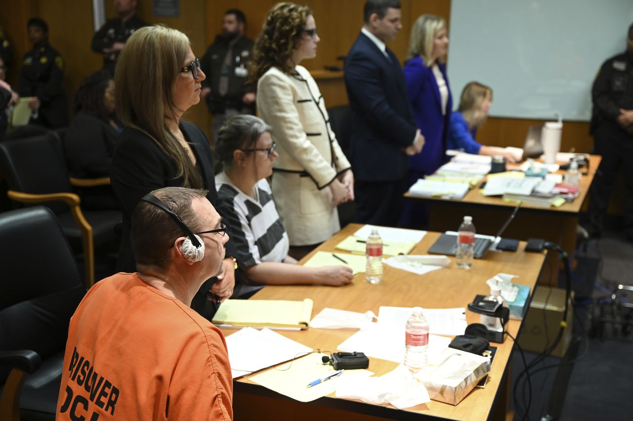 James Crumbley escucha durante la sentencia, el martes 9 de abril de 2024, en Pontiac, Michigan. Los padres de Ethan Crumbley están pidiendo a un juez que los mantenga fuera de prisión mientras enfrentan una sentencia por su papel en un ataque que mató a cuatro estudiantes en 2021.