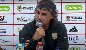 Leonel Álvarez responde en conferencia de prensa luego del partido entre Águilas Doradas e Independiente Medellín el 22 de noviembre.