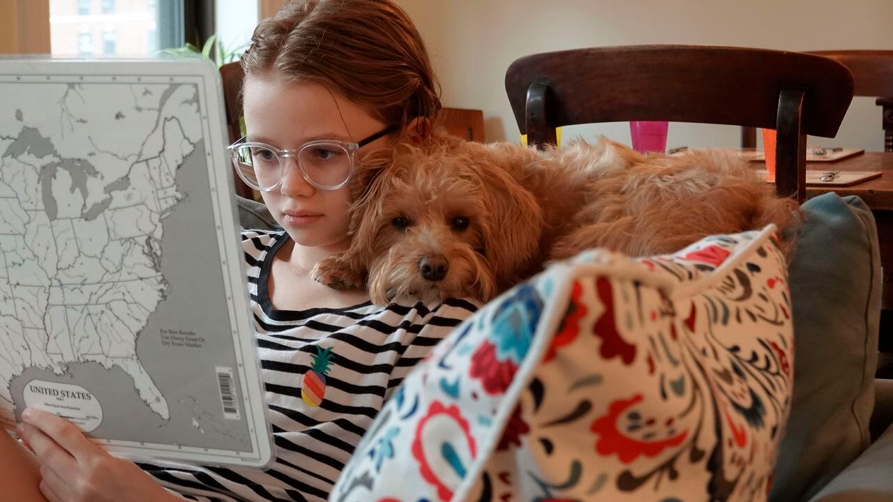 Niña con gafas