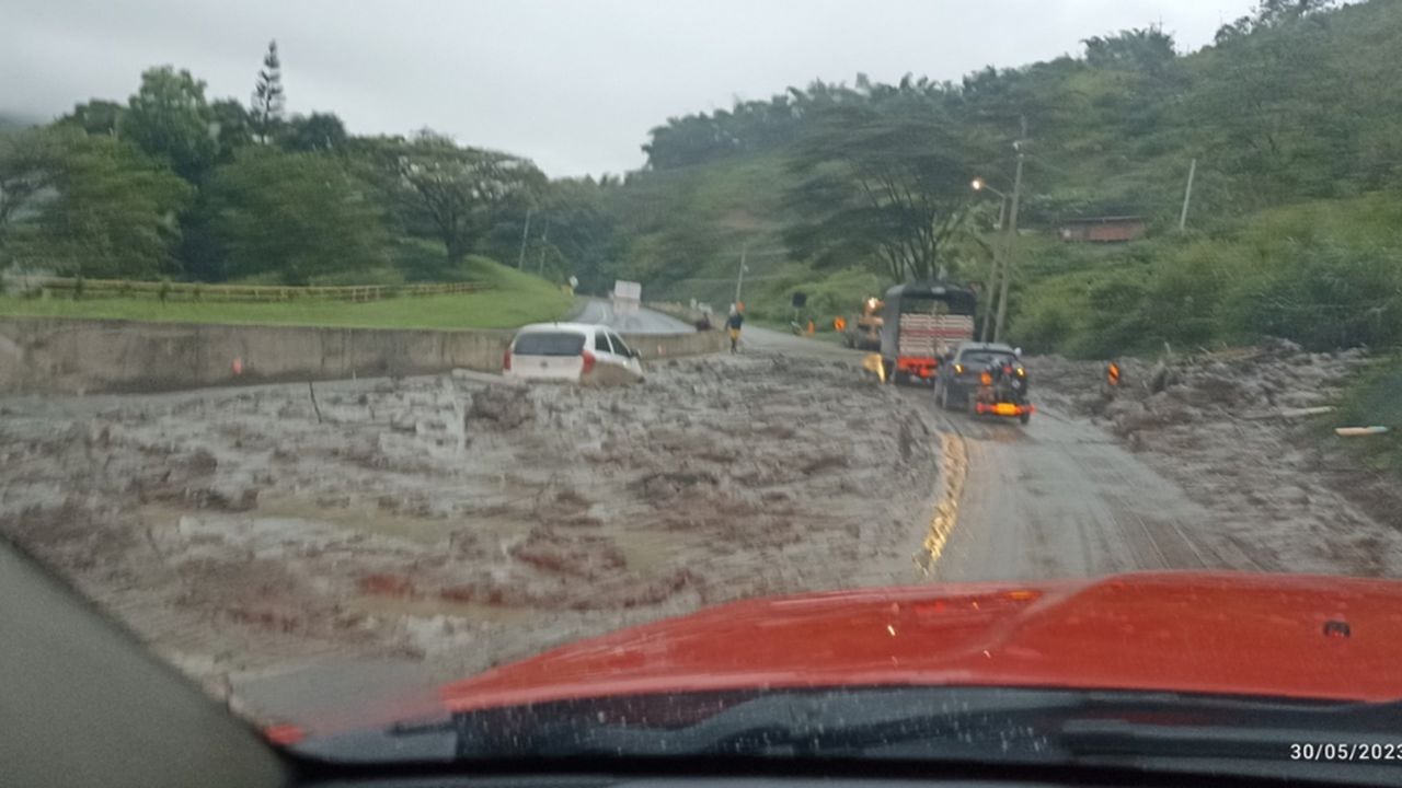 Afectaciones por lluvias en la vía que comunica a Medellín con el Eje Cafetero.