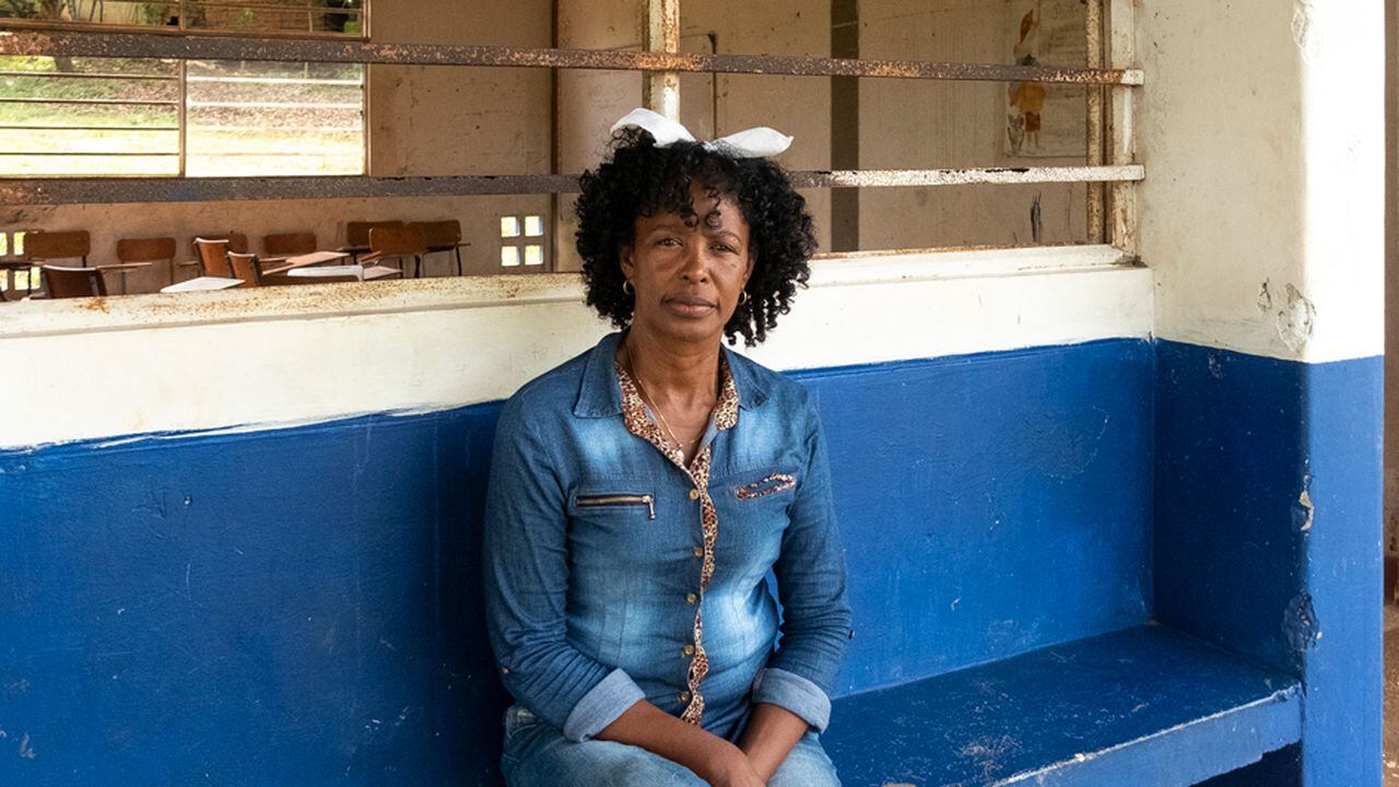 Para evitar más niños víctimas del conflicto armado una maestra de María La Baja (Bolívar), trasladó el colegio a una zona rural como ejemplo de resiliencia.