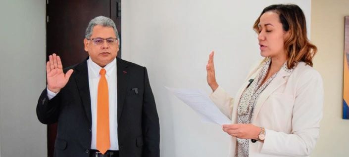 La ministra de Salud y Protección Social, Carolina Corcho, posesionó a Ulahí Beltrán como superintendente Nacional de Salud.